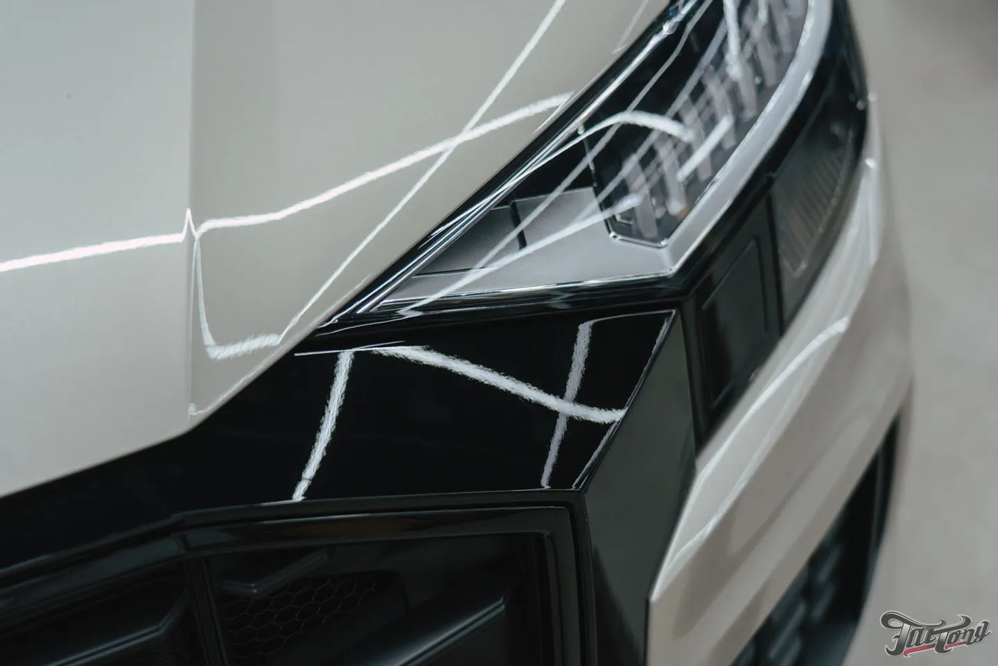 Оклейка кузова Audi Q8 глянцевым полиуретаном + защита глянца и мониторов в салоне